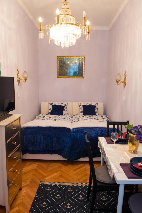 2 On Seven Apartment *